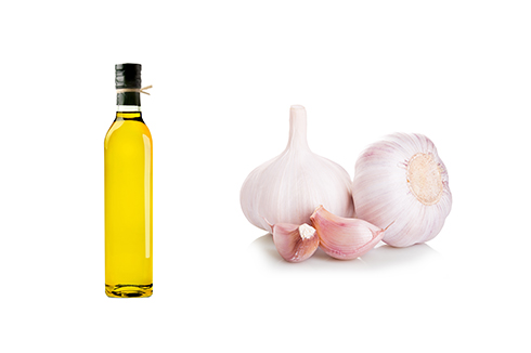 Faire sauter des crevettes dans l'huile d'olive et une gousse d'ail